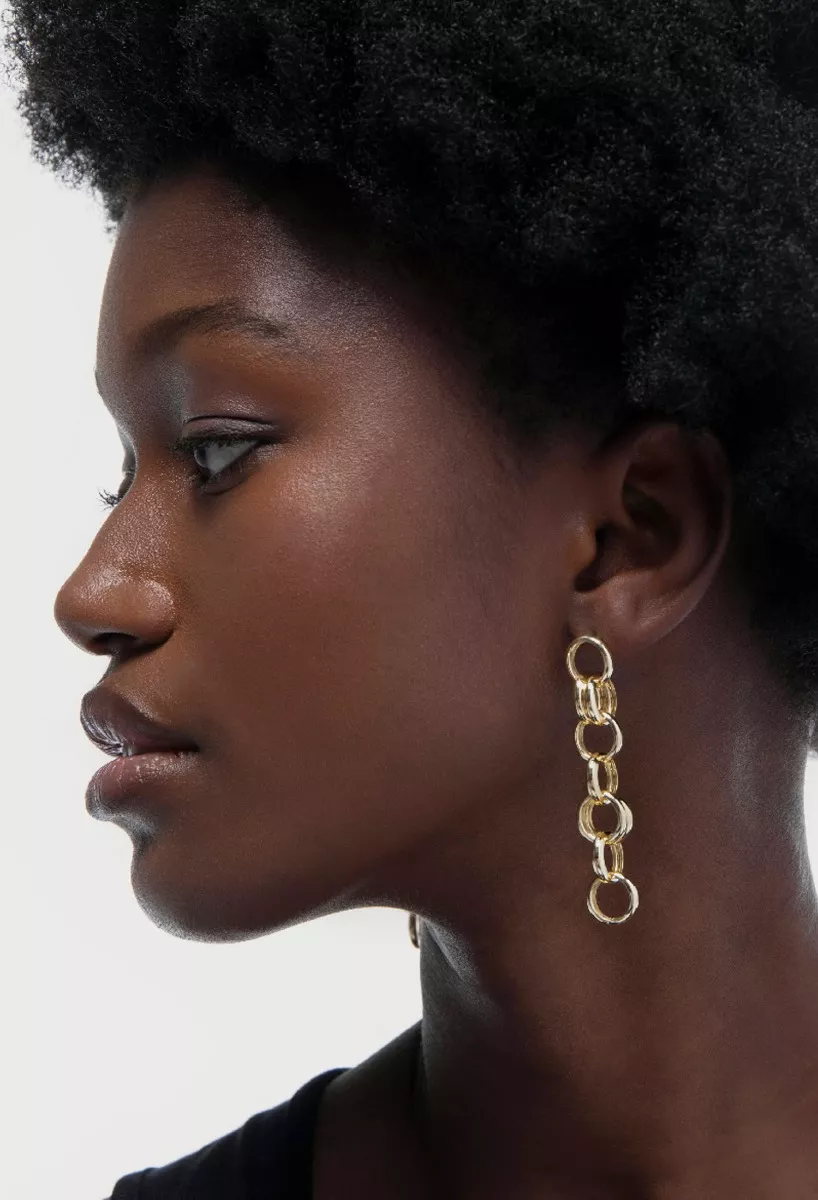 Pendientes de plata chapada con forma de ovalos 273_A4613-0VDT Pendientes de plata chapada con forma de círculos 273_A4355-DT puestos