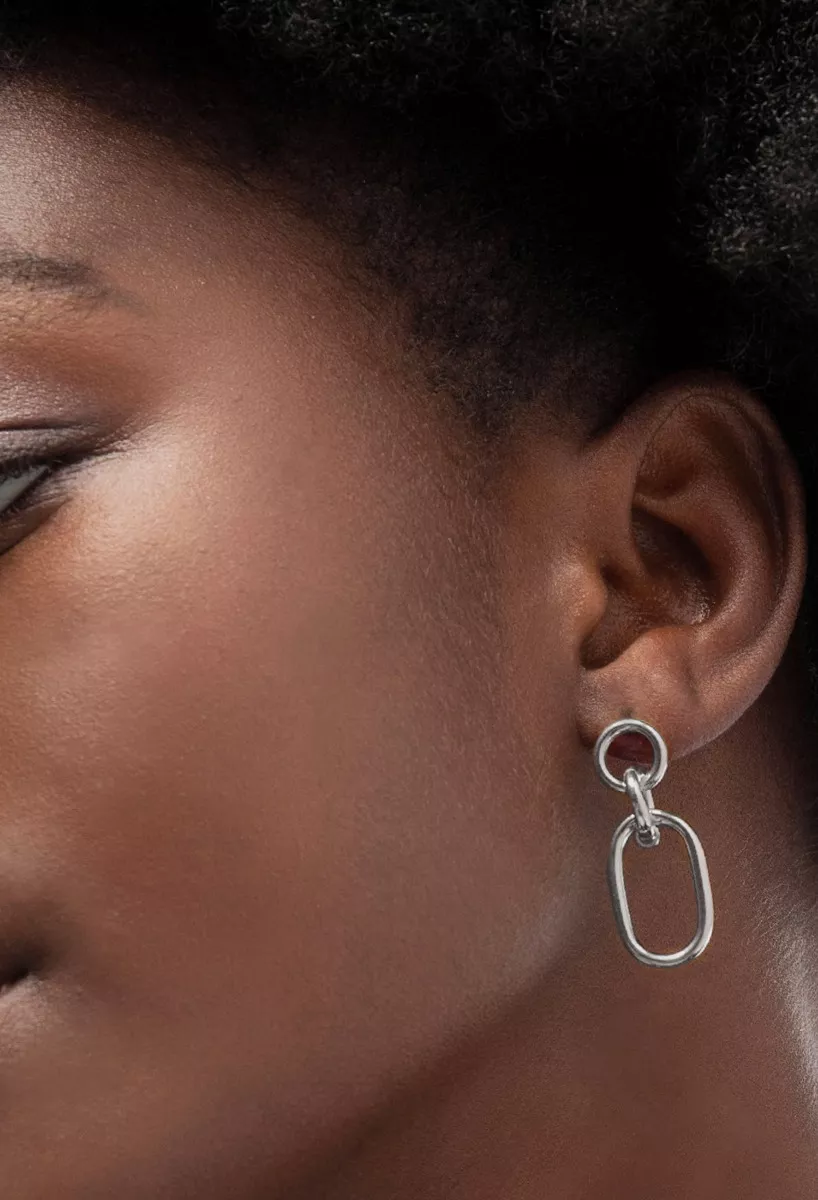 Pendientes de plata con forma de círculos y ovalo 273_A4356-HT puestos