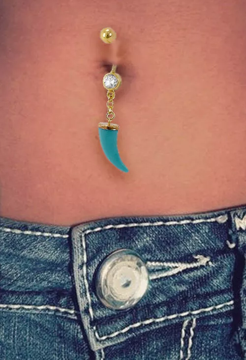 Piercing de oro para ombligo colmillo color azul turquesa 140_PI-3.042-4 piercing oro 18k con colmillo azul turquesa foto modelo