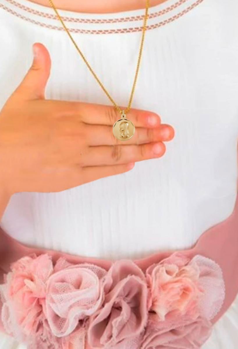 Medalla oro amarillo 18 ktes virgen niña vista en niña de primera comunion