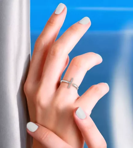 anillo de oro blanco con diamantes T foto mano mujer