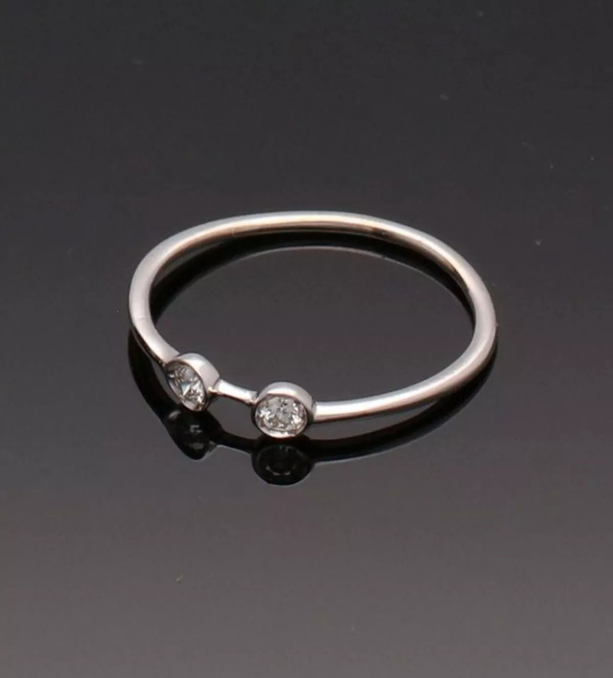 anillo de oro blanco con diamantes Besos Blancos foto sin retoque