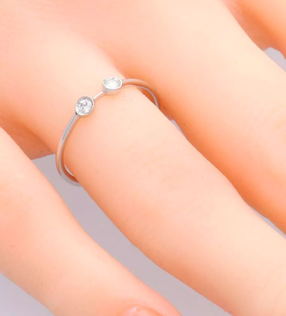 anillo de oro blanco con diamantes Besos Blancos foto mano maniqui