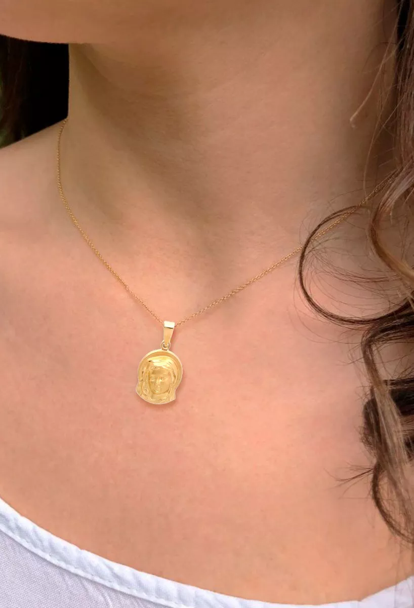 Medalla de oro 18 ktes Virgen niña 003_M8740 puesta