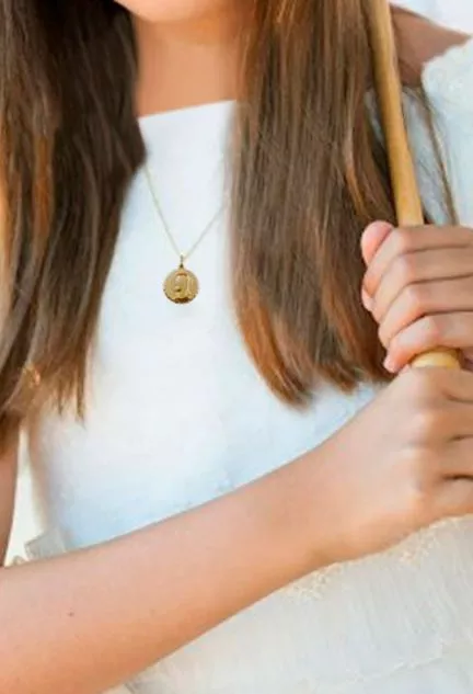 Medalla oro virgen niña con bisel de ondas 045_1603104N-04 puesta