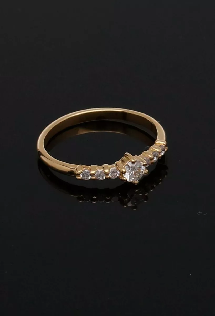 Anillo de compromiso oro amarillo 18 ktes con diamantes 601_SB000008-8 anillo oro amarillo 18 ktes con brillantes fotografia fondo negro para web el rubi