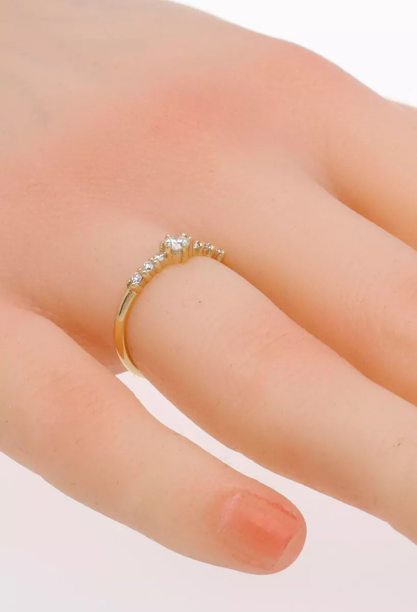 Anillo de compromiso oro amarillo 18 ktes con diamantes 601_SB000008-8 anillo oro amarillo 18 ktes con brillantes fotografia mano para web el rubi