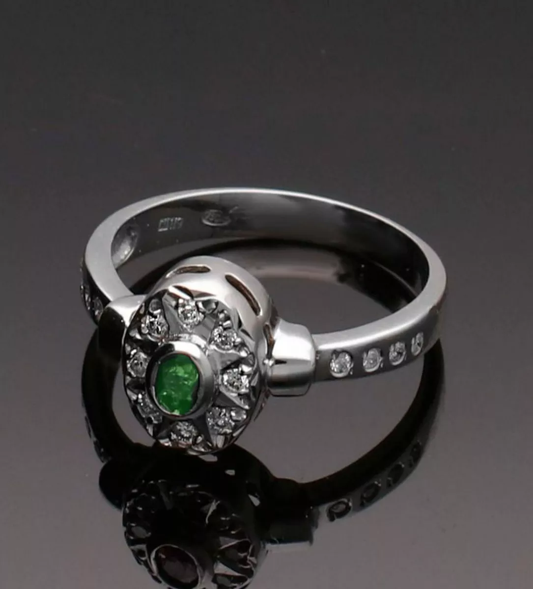 Sortija de oro blanco 18 ktes. con esmeralda y diamantes 192_Z0414E toma fisica sin retoques toma 34