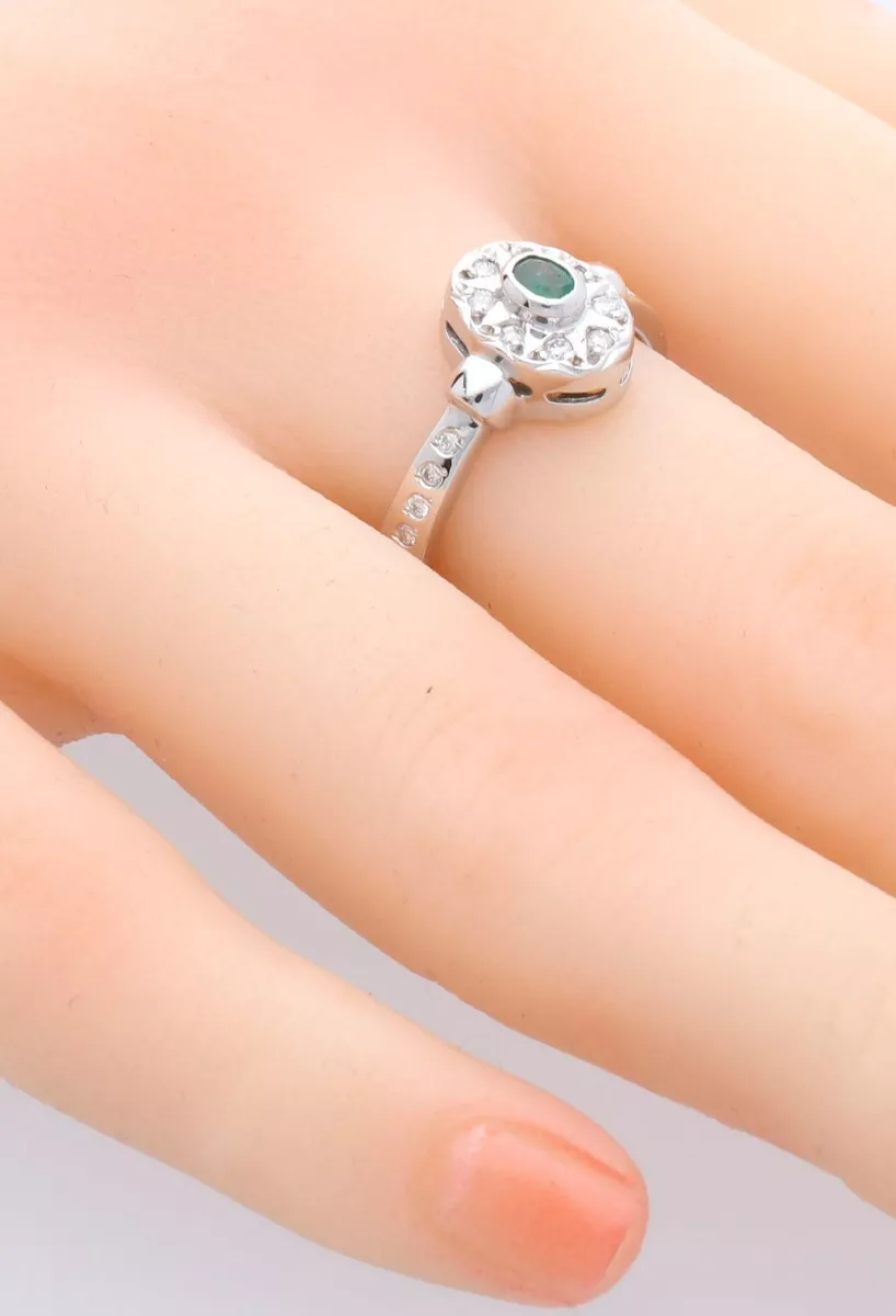 Sortija de oro blanco 18 ktes. con esmeralda y diamantes 192_Z0414E anillo oro blanco 18k con esmeralda y brillantes toma cuatro