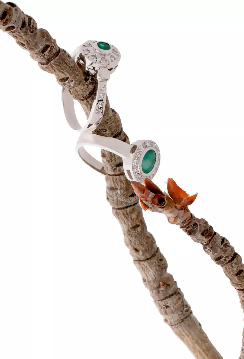 Sortija de oro blanco 18 ktes. con esmeralda y diamantes 192_Z0414E anillo oro blanco 18k con esmeralda y brillantes toma redes sociales