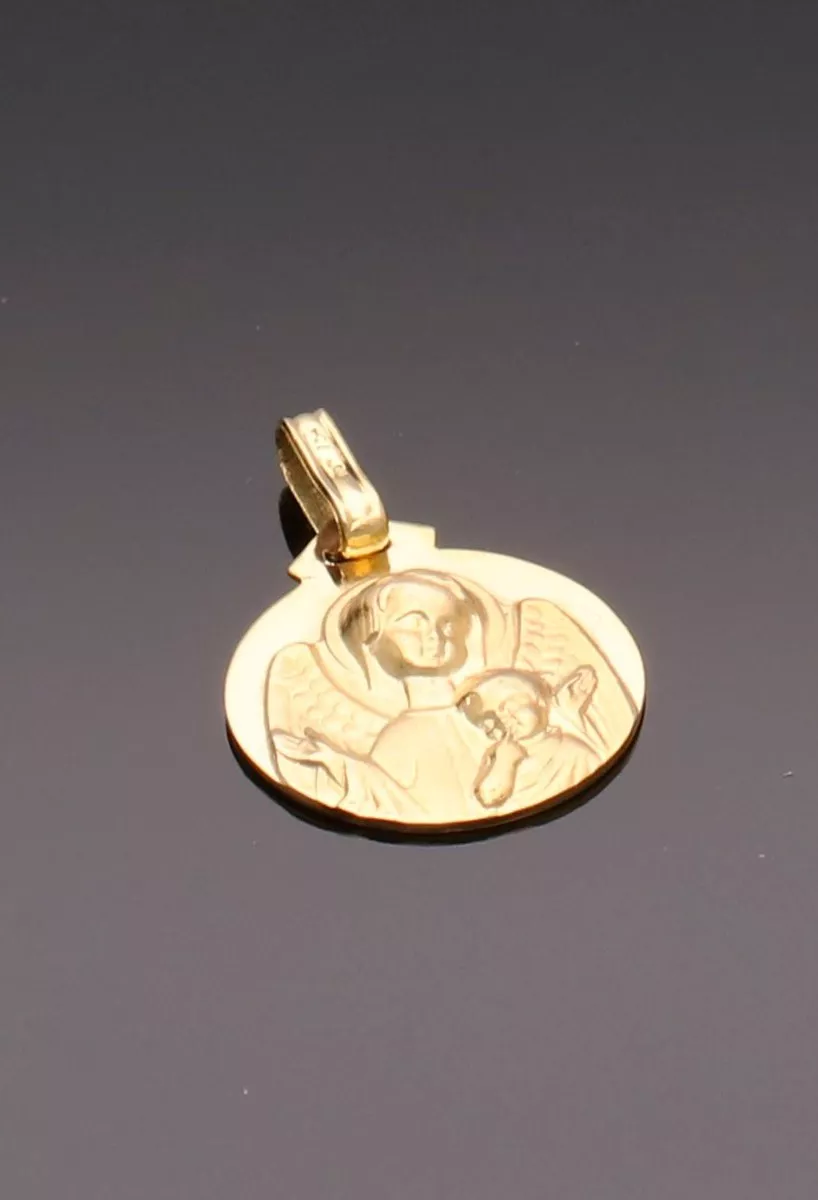 medalla oro amarillo 18 ktes angel de la guarda vista sin recortar fondo negro