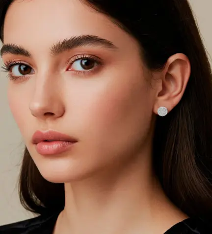 pendientes de oro blanco y cuajo de brillantes foto con modelo