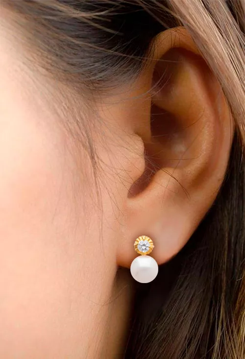 pendientes de oro amarillo 18 ktes con perla cultivada y circonita vista modelo