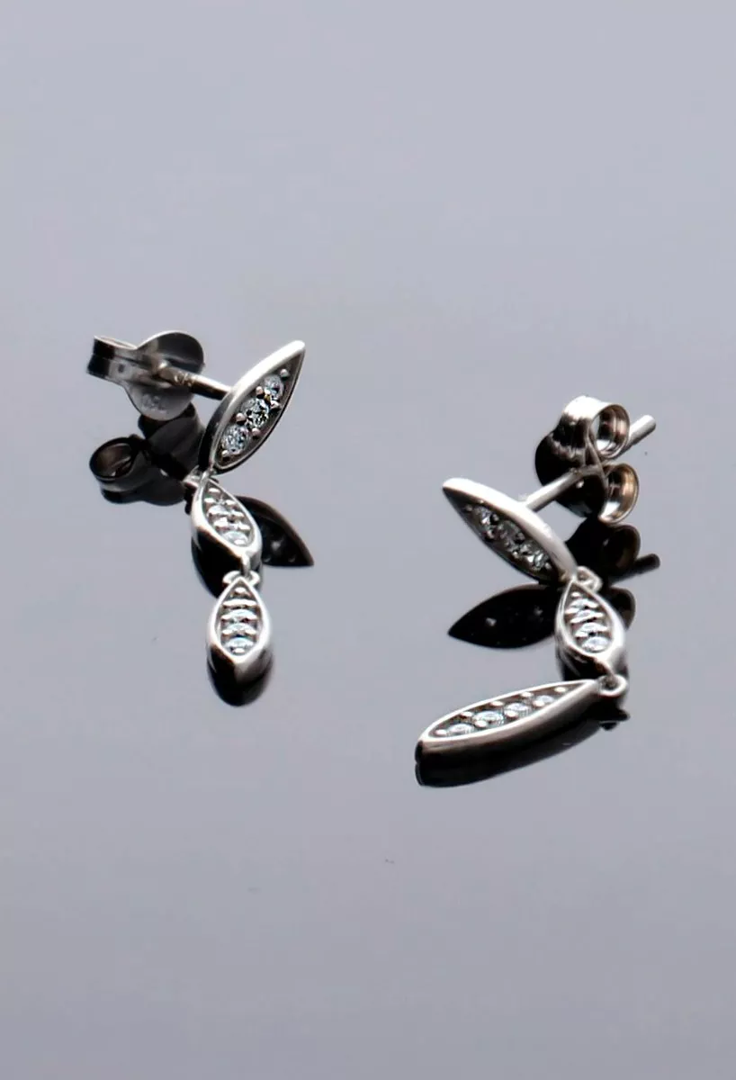 Pendientes oro blanco 18k con circonitas PT61278-B pendientes largos de oro blanco con circones toma fisica