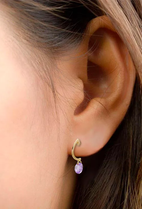 Pendientes largos oro amarillo 18k y cuarzo amatista 030_3430-1 pendientes de oro amarillo 18 ktes con amatistas redondas y facetadas fotografia en modelo femenino