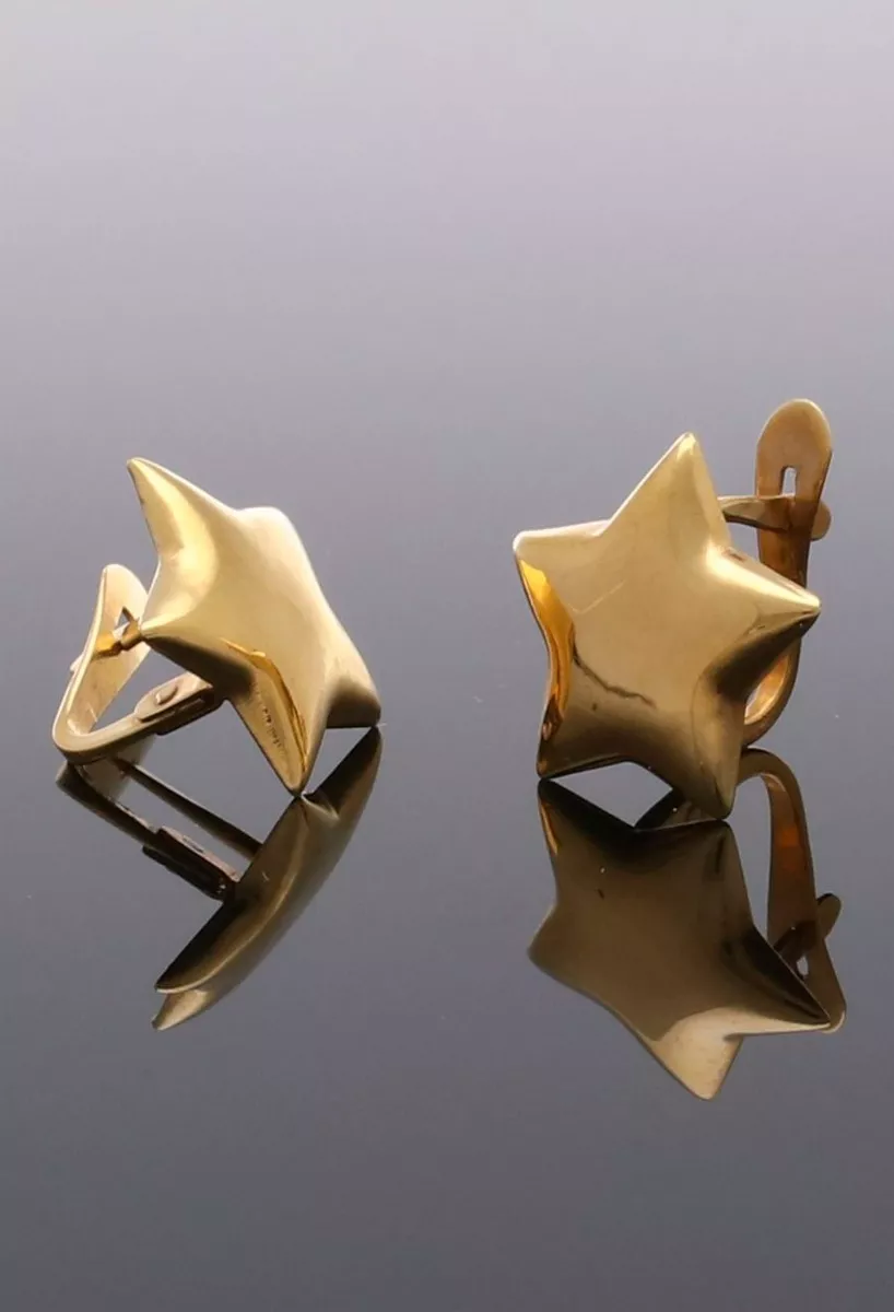 Pendientes oro amarillo 18k forma de estrella. 025_B-02634 pendientes oro amarillo 18 ktes forma de estrella cinco puntas con volumen foto sin recortar sobre espejo negro