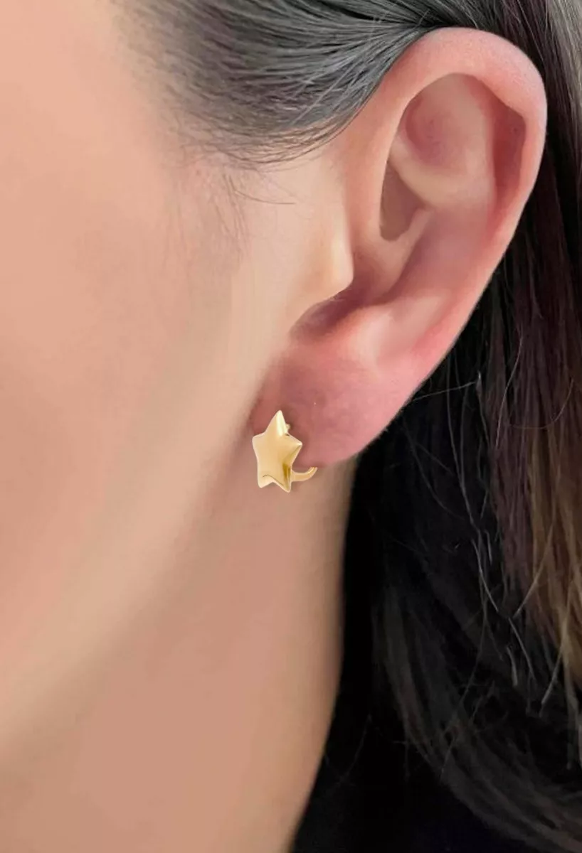 Pendientes oro amarillo 18k forma de estrella. 025_B-02634 pendientes oro amarillo 18 ktes forma de estrella cinco puntas con volumen foto modelo