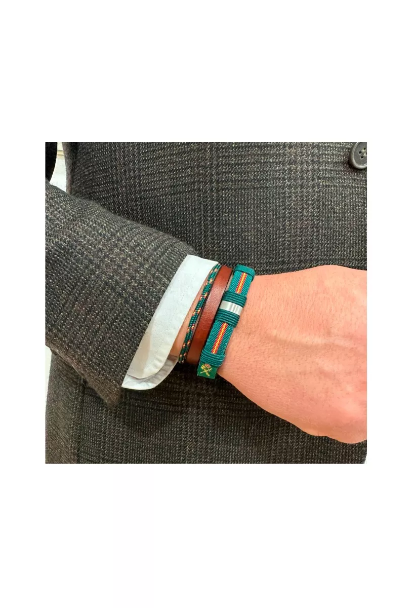Pulsera de textil y piel con los colores de la Guardia Civil PHF-121-1RC-5RR GC puesta