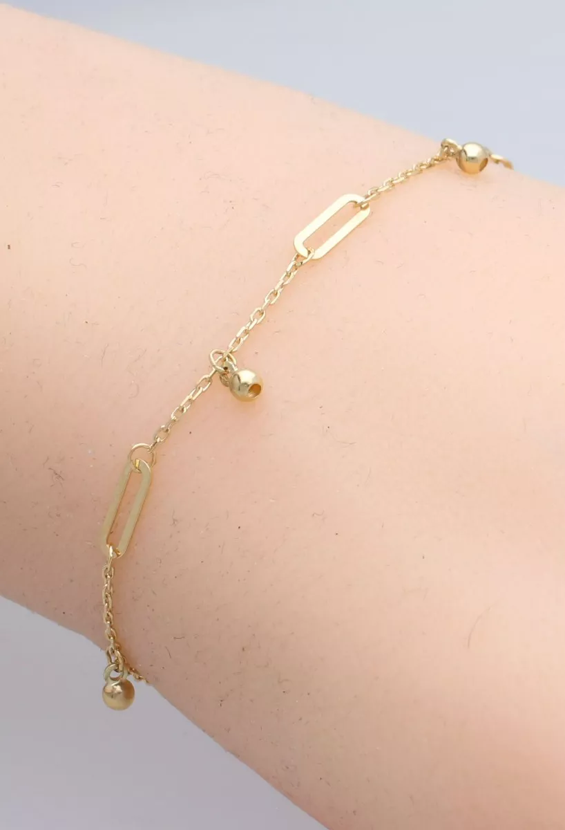 Pulsera oro amarillo 18 ktes 289_0157788PU pulsera oro amarillo 18 ktes con entrepiezas y fetiches foto modelo