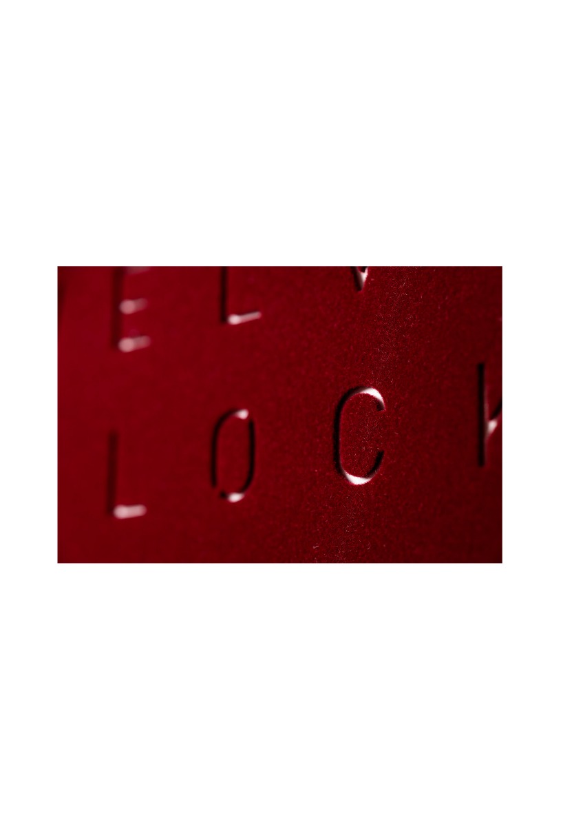 Qlocktwo Red Velvet reloj de pared letras de 45x45 Cms01