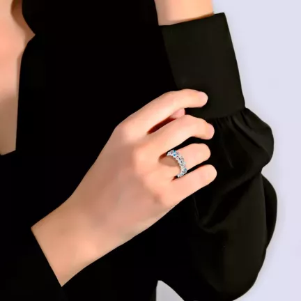 anillo de plata y piedras multicolores