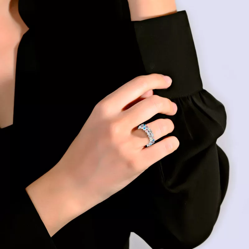 anillo de plata y piedras multicolores