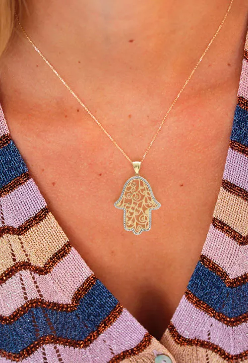 Colgante de oro 18k Mano de Fátima 243_139-03043 colgante oro 18k mano de fatima fotografia en modelo