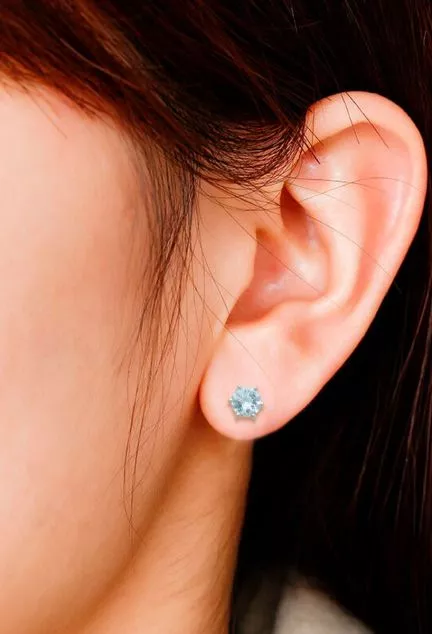 pendientes de oro blanco 18k y aguamarinas finas foto en modelo para web el rubi joyeros