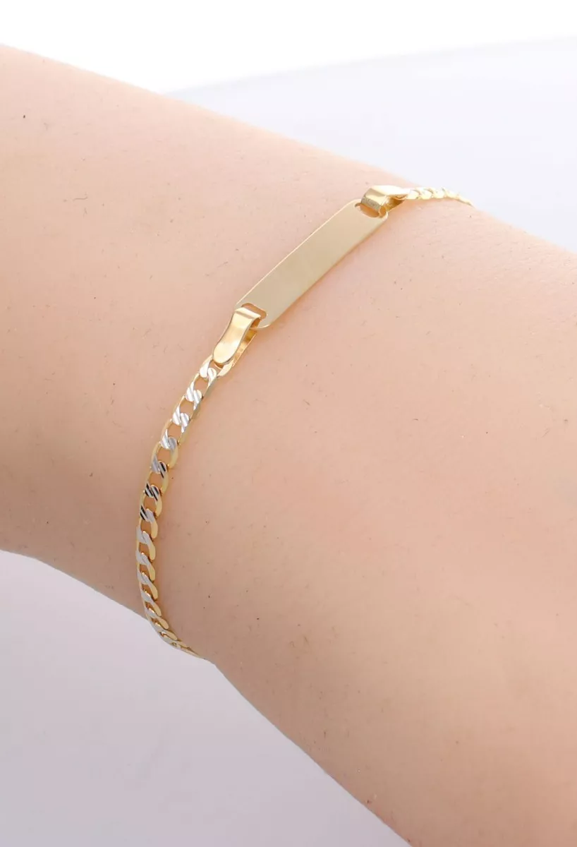 Pulsera de oro ley 18k para bebe 243_000-08639 pulsera oro bicolor 18 ktes para bebe fotografia para parrilla web toma en muñeca de modelo