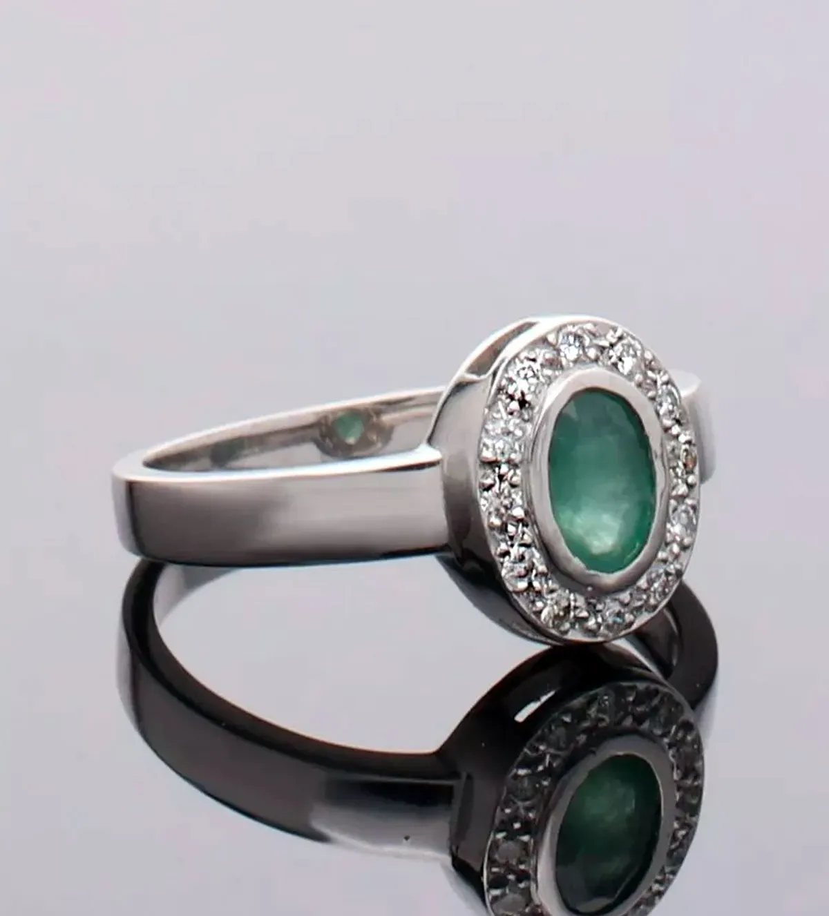 Sortija de oro blanco diamantes y esmeralda 020_SB10867 sortija-de-oro-con-brillantes-y-esmeraldas-020_SB10867 foto sin retoque