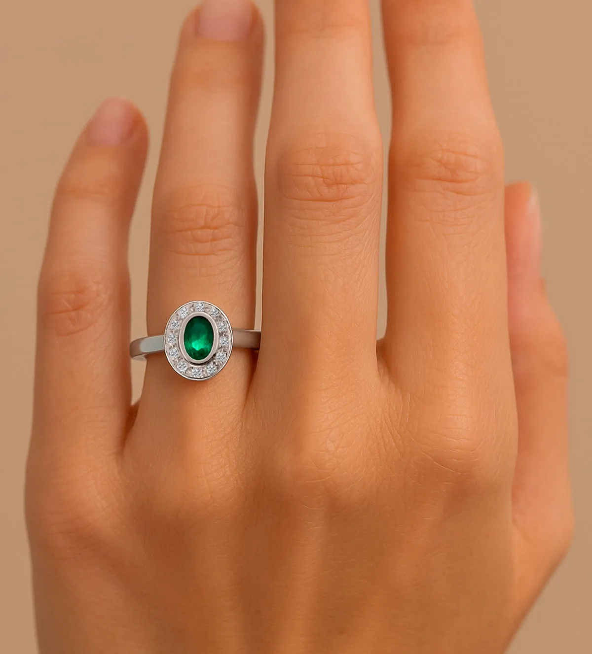 Sortija de oro blanco diamantes y esmeralda 020_SB10867 sortija-de-oro-con-brillantes-y-esmeraldas-020_SB10867_11 modelo mano 2