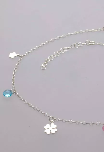 tobillera de plata con fetiches foto para web toma dos