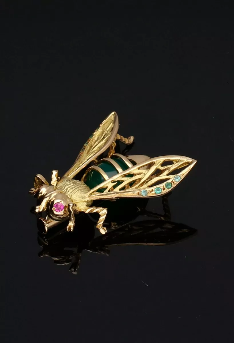 Broche de oro 18k para solapa multipiedra abeja broche de oro para solapa representando una abeja fotografia sin recortar sobre fondo negro para parrilla web