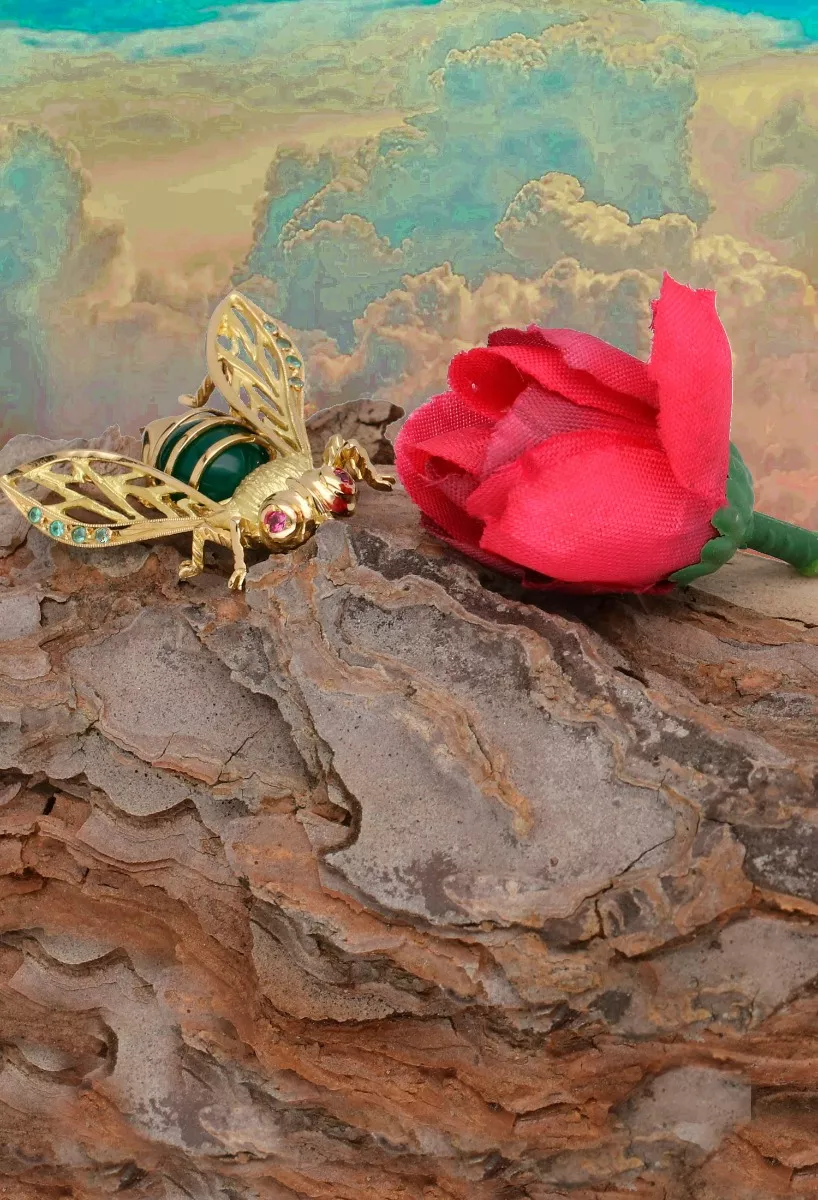 Broche de oro 18k para solapa multipiedra abeja broche de oro para solapa representando una abeja fotografia foto montaje para parrilla web