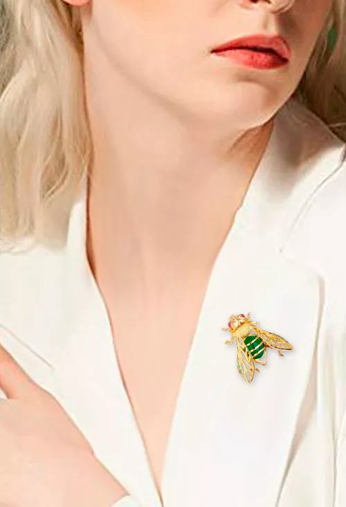 Broche de oro 18k para solapa multipiedra abeja broche de oro para solapa representando una abeja fotografia en modelo para parrilla web