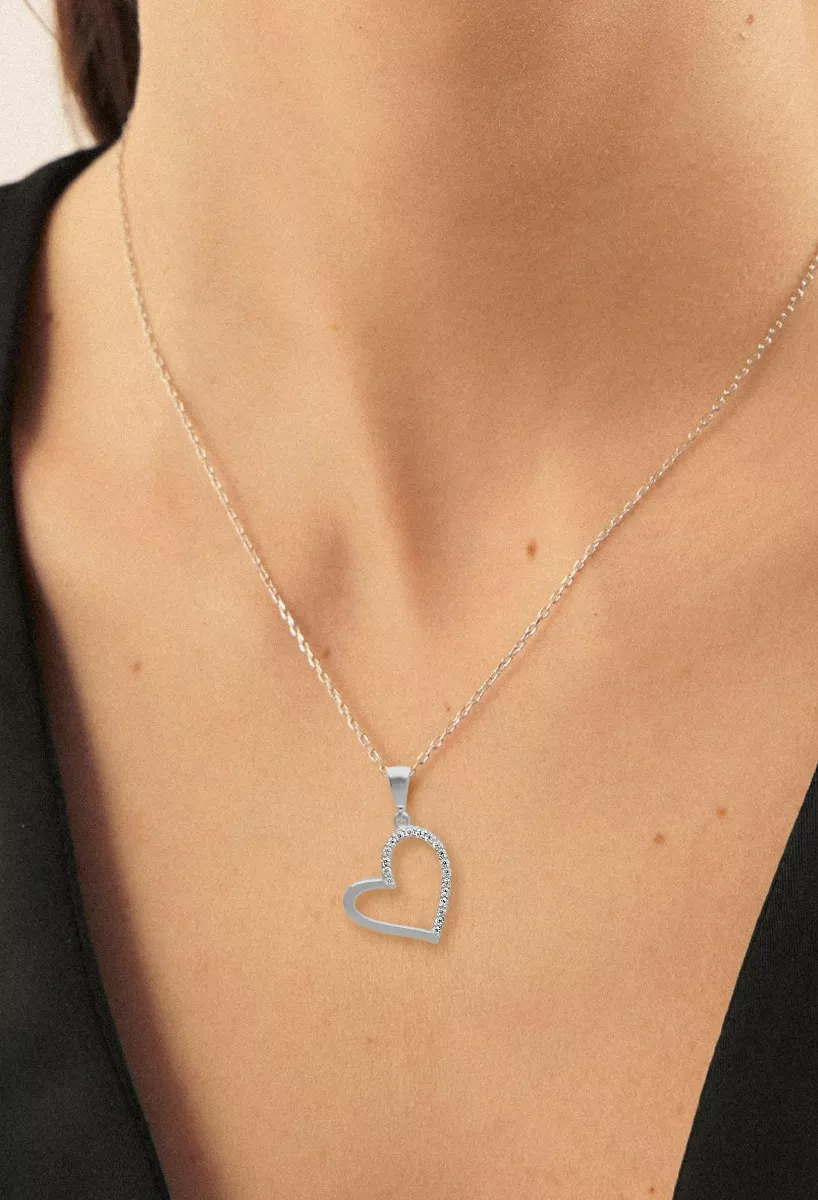Colgante oro blanco 18 ktes corazón calado 243_636-00073.B colgante de oro blanco 18k con circonitas corazón calado foto modelo mujer