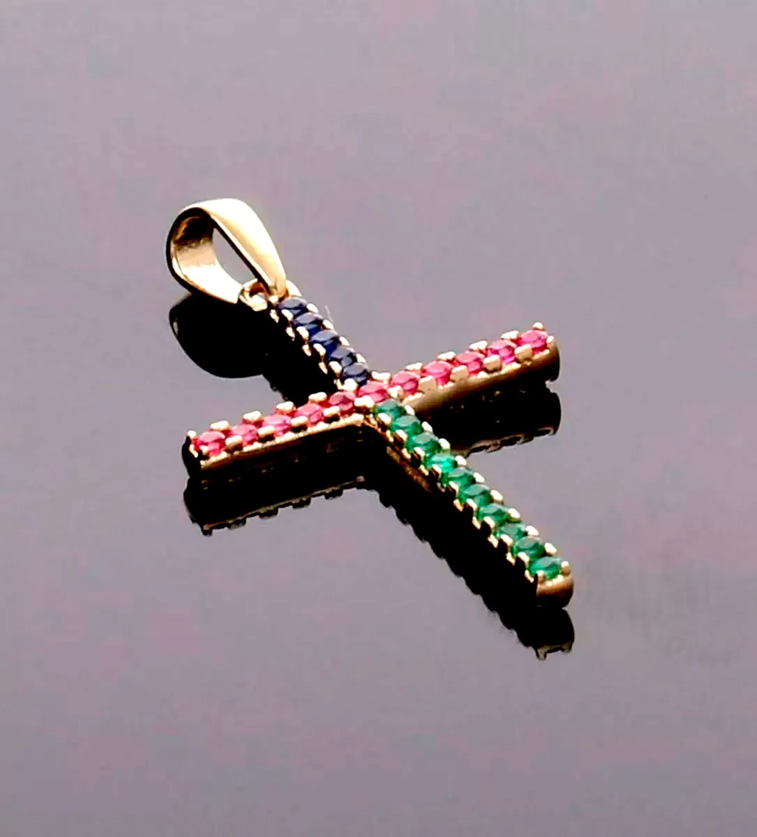 Cruz de oro amarillo 18K multipiedra 243_475-01269-1 cruz-de-oro-18k-y-piedras-de-color-243_475-01269 modelo reverso sin retoque