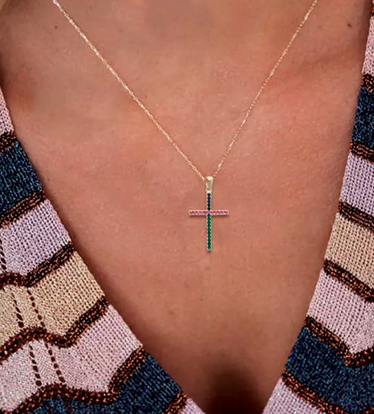 Cruz de oro amarillo 18K multipiedra 243_475-01269-1 cruz-de-oro-18k-y-piedras-de-color-243_475-01269 modelo mujer reverso