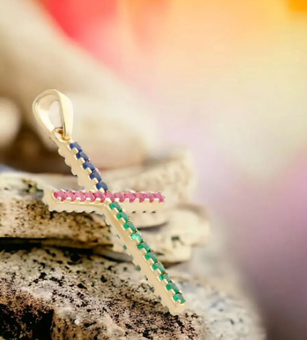 Cruz de oro amarillo 18K multipiedra 243_475-01269-1 cruz-de-oro-18k-y-piedras-de-color-243_475-01269 redes sociales