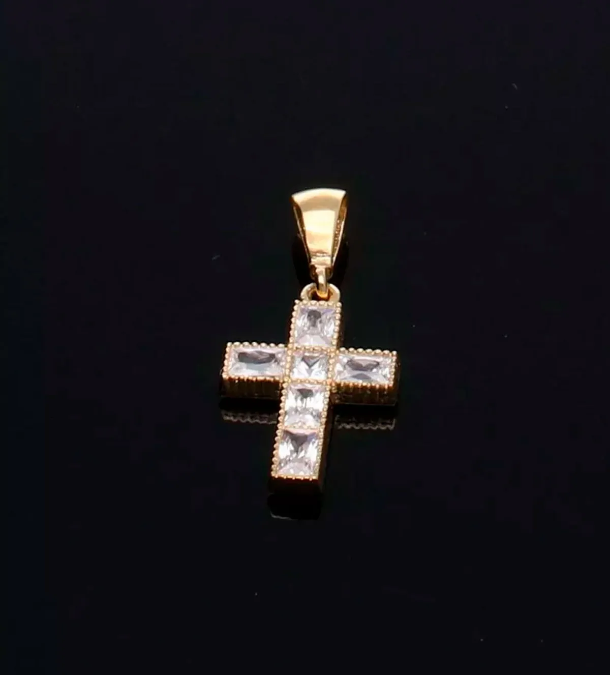 Cruz de oro 18k con circones cuadrados 243_636-00677 cruz-de-oro-y-circon-243_636-00677 fondo negro