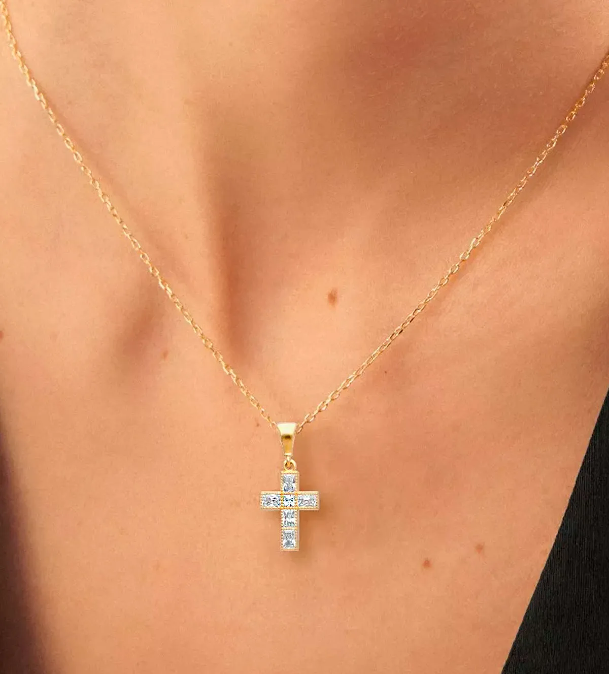 Cruz de oro 18k con circones cuadrados 243_636-00677 cruz-de-oro-y-circon-243_636-00677 modelo