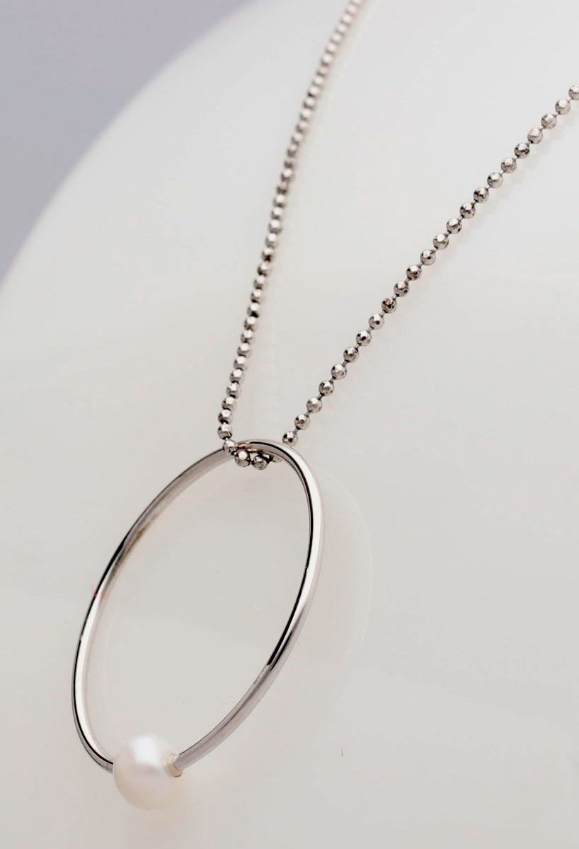 gargantilla de plata motivo circular con perla cultivada vista lateral