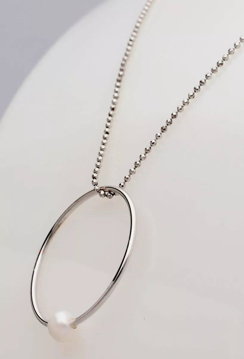 Gargantilla plata de ley circulo con perla cultivada 266_025326-1-1 gargantilla de plata motivo circular con perla cultivada vista lateral