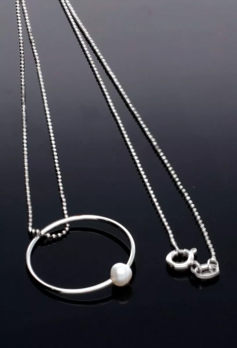Gargantilla plata de ley circulo con perla cultivada 266_025326-1-1 gargantilla de plata motivo circular con perla cultivada vista sin recortar fondo negro