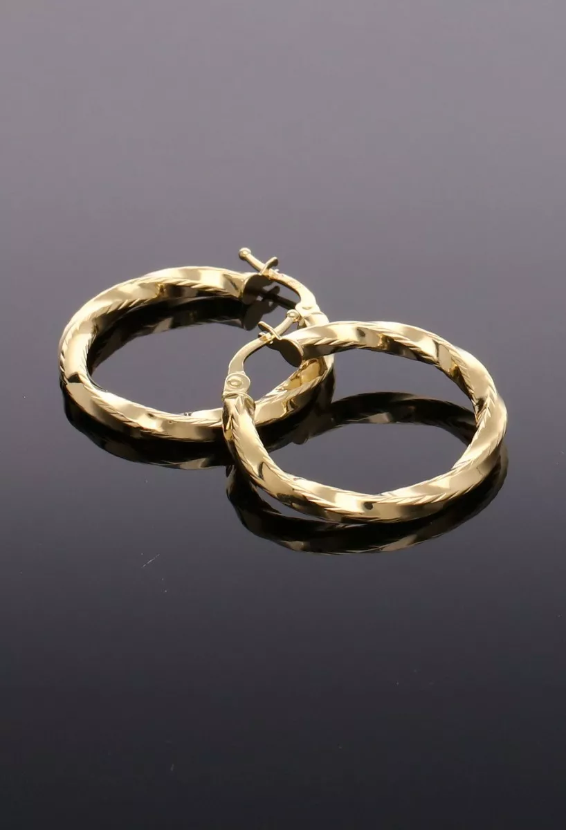 Pendientes de oro 18k tipo criollas 243_240-00823-15 pendientes de oro tipo criollas chanela retorcida vista sin recortar sobre fondo negro