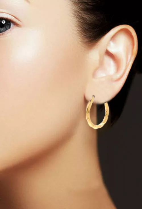 Pendientes de oro 18k tipo criollas 243_240-00823-15 pendientes de oro tipo criollas chanela retorcida vista modelo