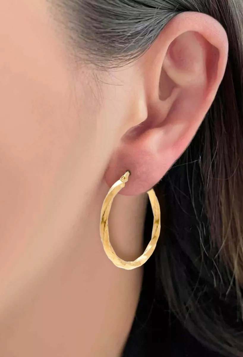 Pendientes de oro 18k tipo criollas 243_240-00823-20 pendientes de oro 18k tipo criollas 34 mm. vista en modelo