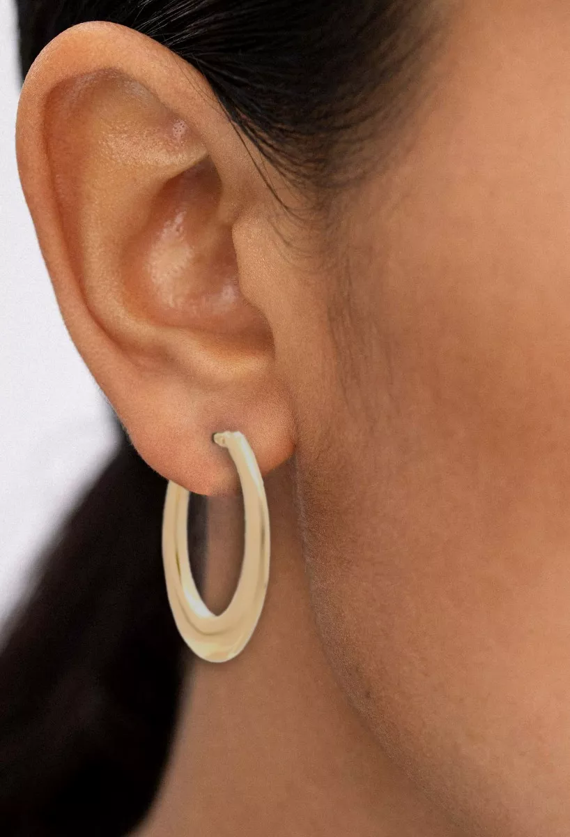 pendientes de oro criollas ovaladas vista modelo femenina