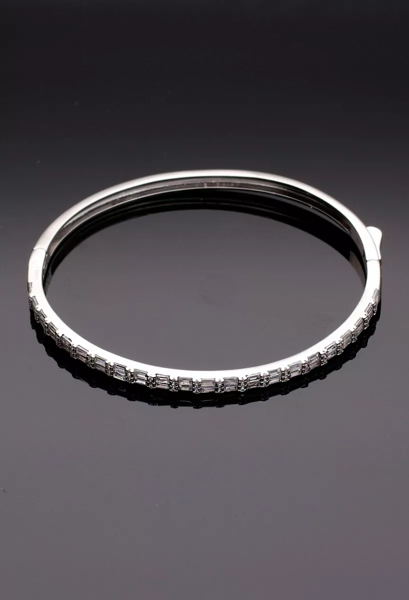 Pulsera de plata aro con circonitas 291_PU72302 pulsera de plata y circonitas aro rigido toma sin recortar sobre fondo negro