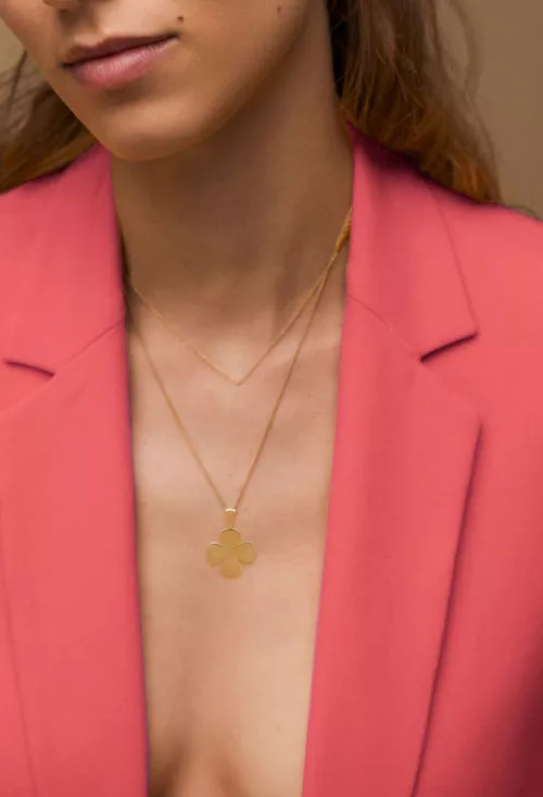 Cruz oro 18 ktes modelo trébol 038_LO-024-23AM07 cruz oro amarillo 18 ktes tipo griega modelo trebol fotografia modelo femenina